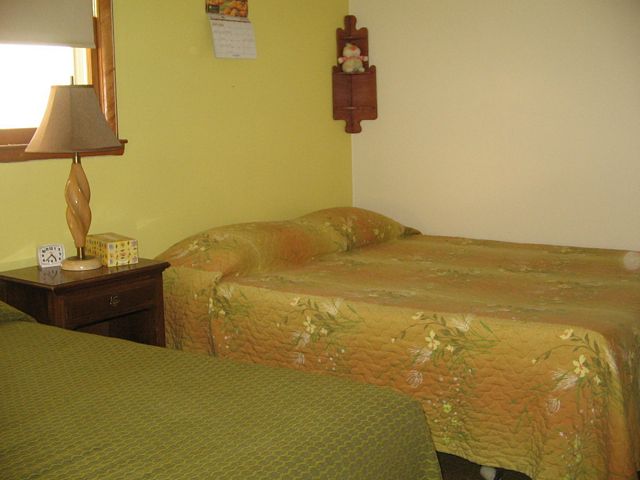 Bedroom w/ 2 full size beds
